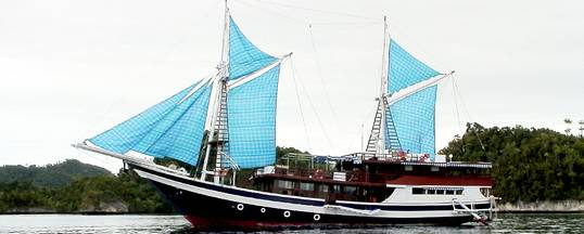 Schiff setzt die Segel<br>© Larry McKenna, Grand Komodo Tours