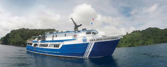 Okeanos Aggressor ii in Küstennähe<br>© Aggressor Fleet