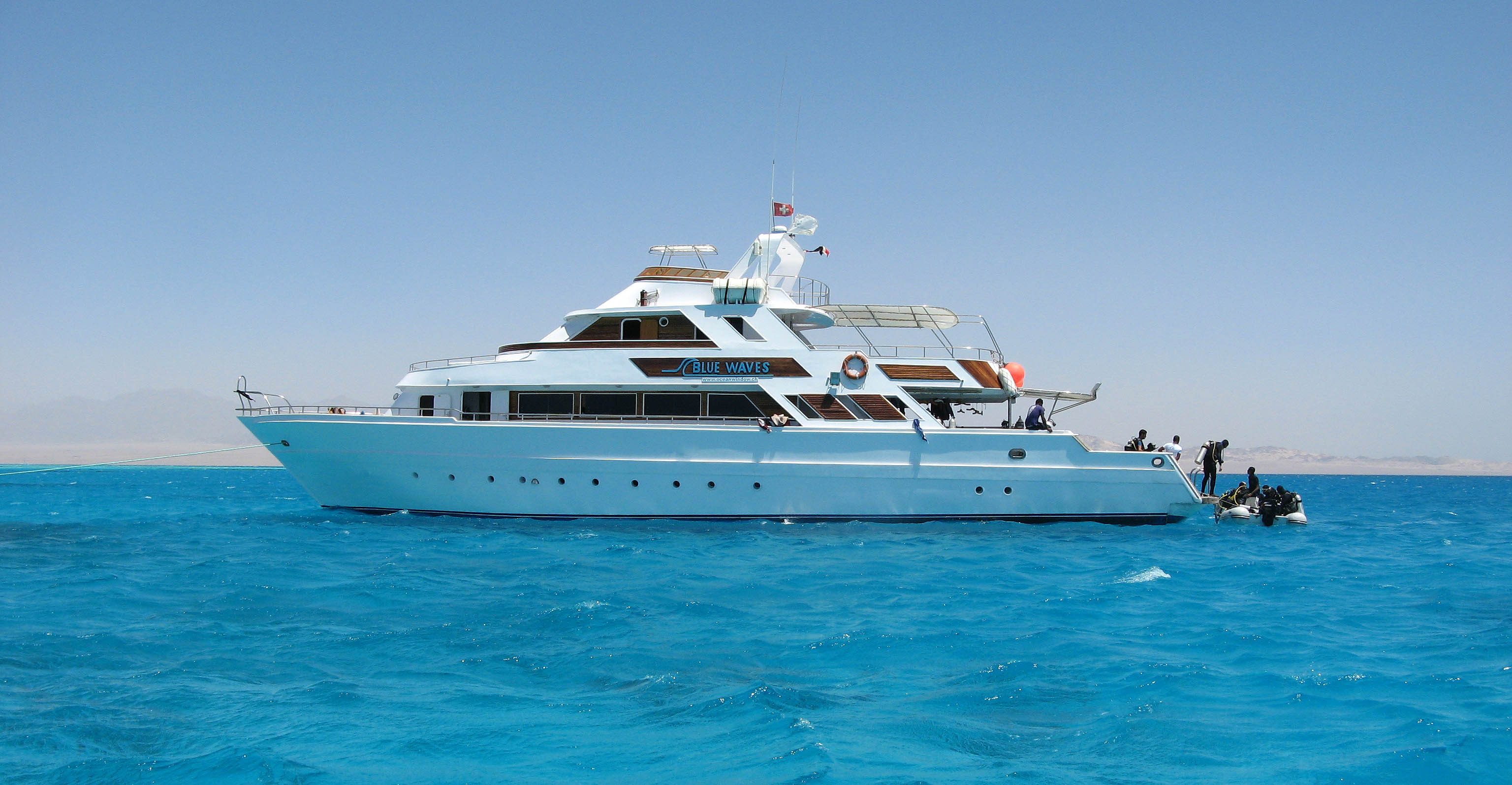 Tauchkreuzfahrtschiff Blue Waves auf offenem Meer