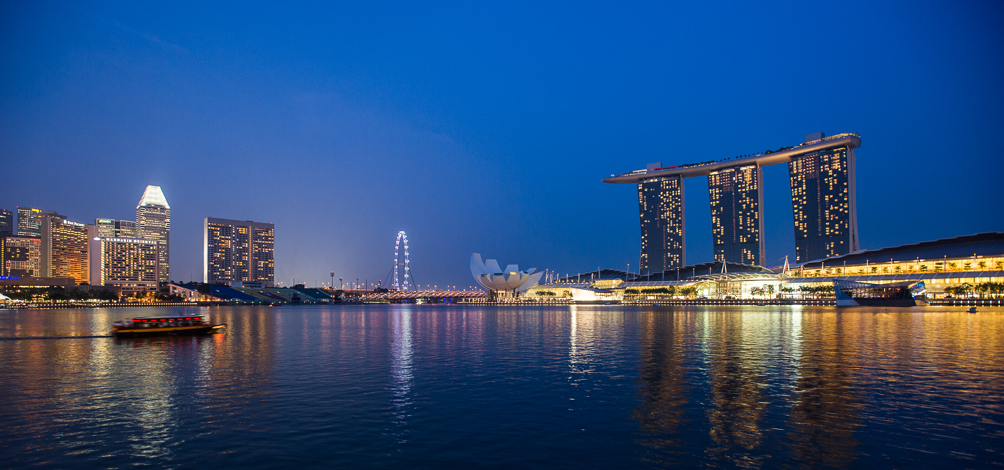 Skyline von Singapur bei Nacht