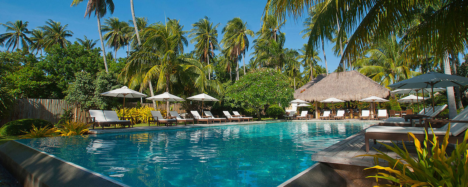 Resortpool unter Palmen