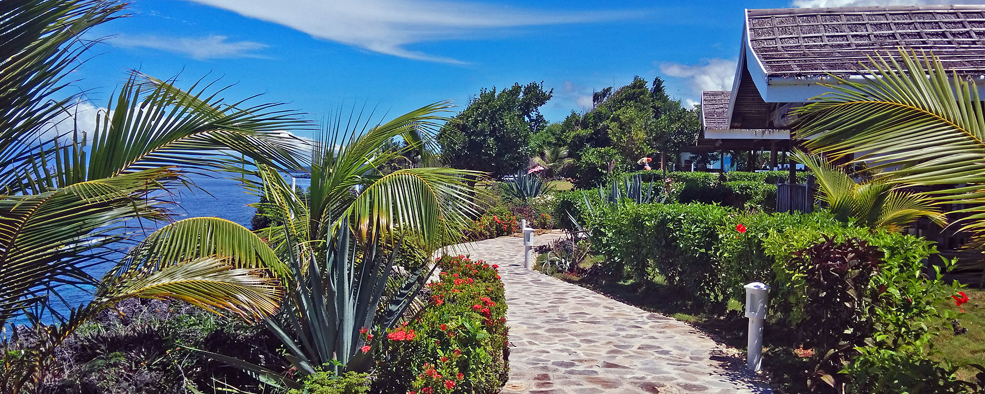 Tropische Resortanlage am Meer