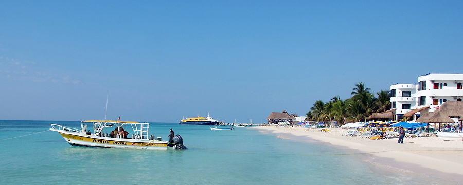 Tauchboot am Strand© Yukatek Divers