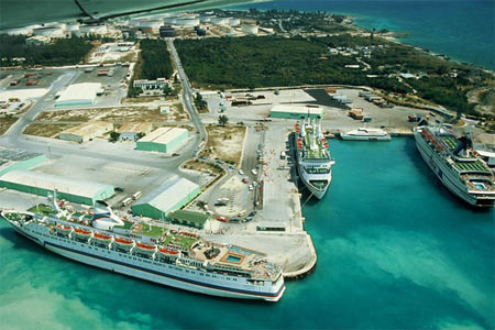 Kreuzfahrtschiffe im Hafen von Grand Bahama Island