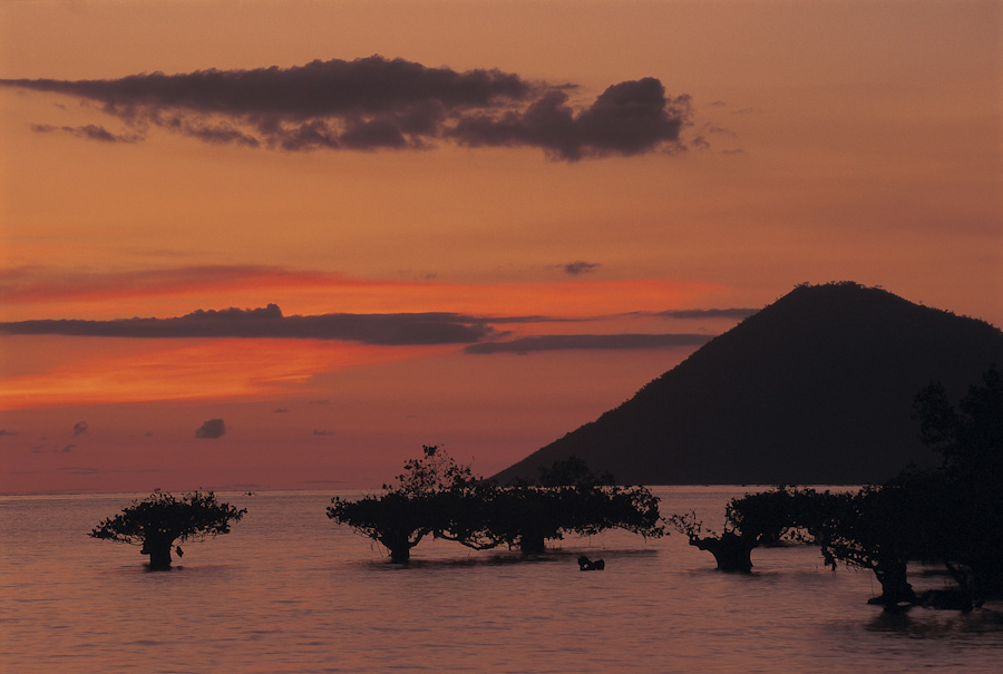 Tropischer Sonnenuntergang in Indonesien